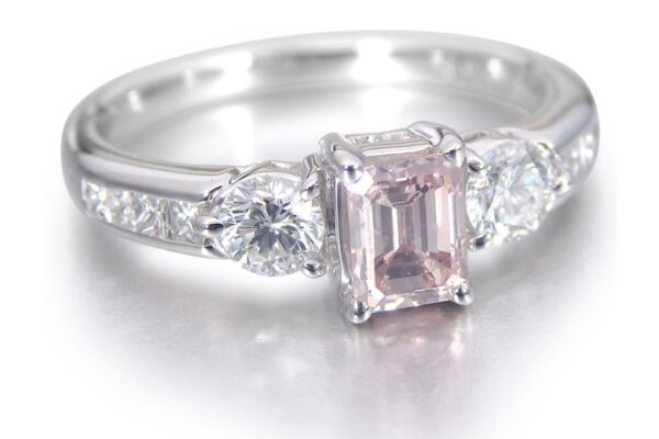 宝石店シンドバッド　ファンシーピンクダイヤモンド0.52ct　Pt指輪