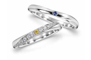 イエローダイヤモンドとブルーサファイアを留めた結婚指輪「月虹」のペア