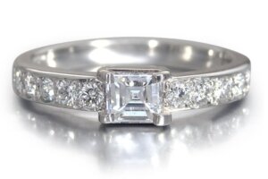 四角いダイヤモンド婚約指輪