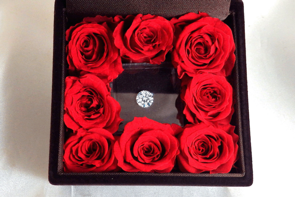 Diamond Rose ダイヤモンド で プロポーズ！ バラのケースセット 当日OK たくさんのバラに囲まれたダイヤモンド 中央宝石研究所