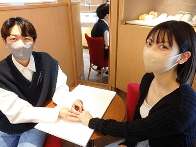 サプライズプロポーズ 婚約指輪カップル