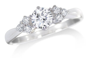 両脇に3石のダイヤモンドを配した婚約指輪　星かがや