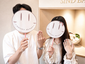 お客様インタビュー ご夫妻写真 結婚指輪と婚約記念ペンダントを選ばれたお客様ご夫妻