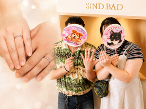 SINDBADで婚約指輪と結婚指輪を選ばれたKK様・YA様と、指輪を着けたお二人の手元 KK様・YA様の婚約指輪と結婚指輪