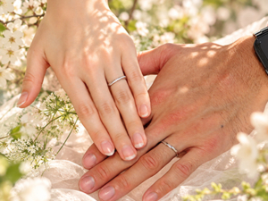 B様・R様の結婚指輪 着用写真 シンドバットで結婚指輪を選ばれたB様・R様の手元と結婚指輪
