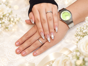 K様ご夫妻のオーダーメイド結婚指輪 着用写真 オーダーメイド結婚指輪を着けたK様ご夫妻の手元